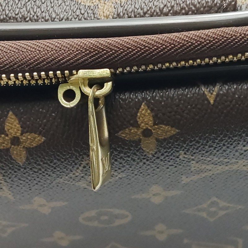 Louis Vuitton Pegase 隔层行李箱